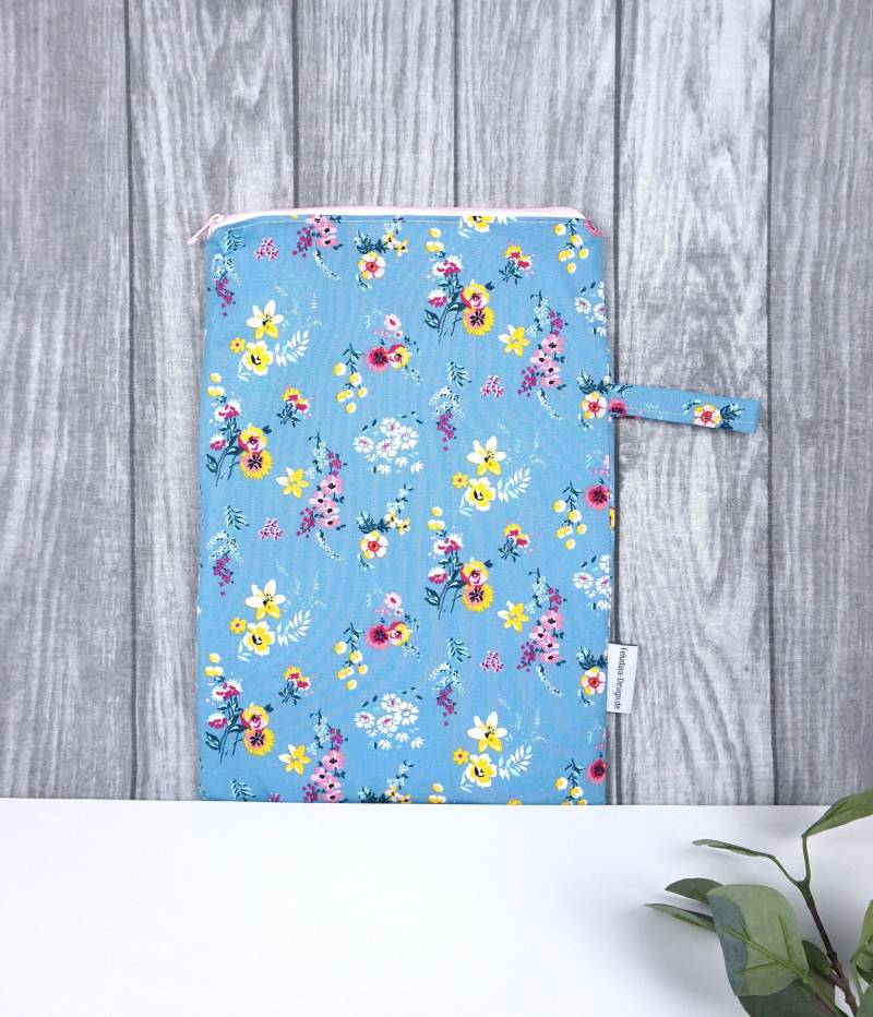 Wetbag in 2 Größen, Große Nasstasche, Windeltasche, Inkontinenz Vorlagen - Blümchen Blau Wetbag in 2 Größen, Große Nasstasche, Windeltasche, Inkontinenz Vorlagen - Blümchen Blau von FeludaraDesign