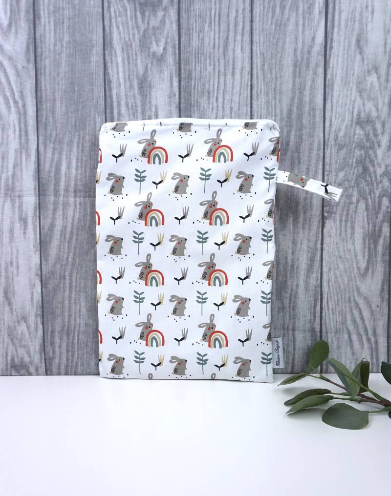 Wetbag in 2 Größen, Große Nasstasche, Windeltasche, Inkontinenz Vorlagen - Regenbogen Hase von FeludaraDesign