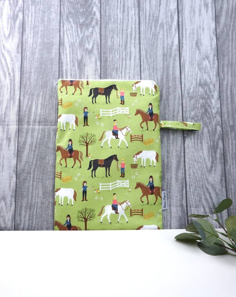 Wetbag in 2 Größen, Große Nasstasche, Windeltasche, Inkontinenz Vorlagen - Reiterhof, Pferdehof, Ponnyhof von FeludaraDesign