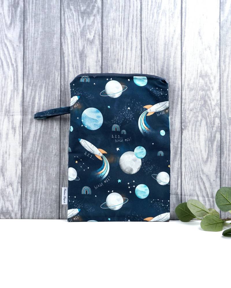 Wetbag in 2 Größen, Optional Mit Namen, Große Nasstasche, Windeltasche, Hort, Kiga, Schwimmbad - Astronaut Mond Weltall Rakete Wetbag in 2 Größen, Optional Mit Namen, Große Nasstasche, Windeltasche, Hort, Kiga, Schwimmbad - Astronaut Mond Weltall Rakete von FeludaraDesign