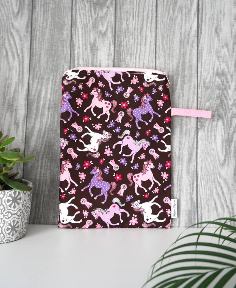 Wetbag in 2 Größen Windeltasche Mit Namen Möglich Nassbeutel Für Kita Hort Kindergarten Schule - Pferdchen von FeludaraDesign