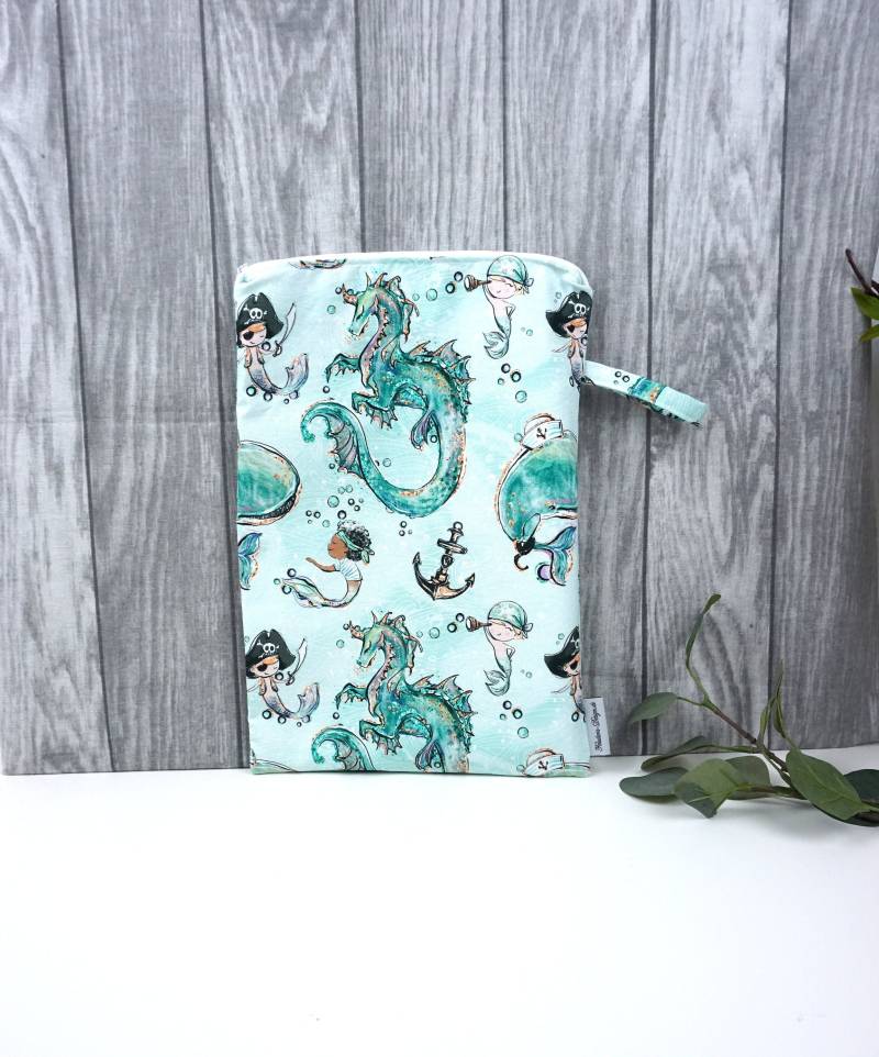 Wetbag in 2 Größen Windeltasche Mit Namen Nassbeutel Kita Kindergarten Hort Wechselkleidung Wechselwäsche - Pirat Und Seeungeheuer Wetbag in 2 Größen Windeltasche Mit Namen Nassbeutel Kita Kindergarten Hort Wechselkleidung Wechselwäsche - Pirat Und Seeungeheuer von FeludaraDesign