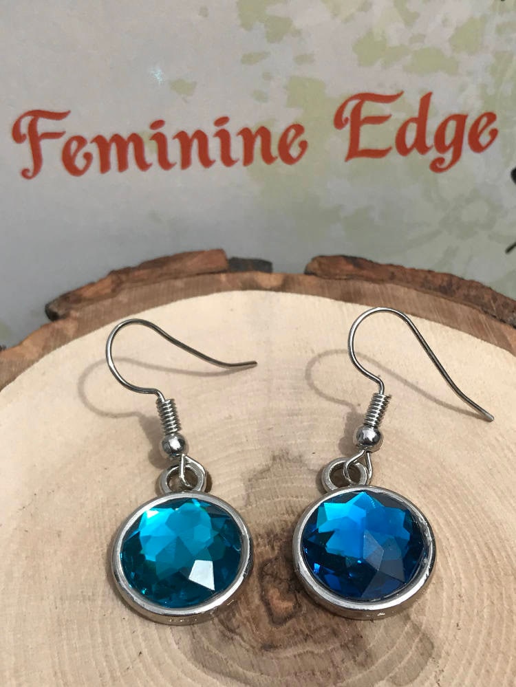 Blauer Edelsteinohrringe, Faux Ohrringe Silber Glänzen, Blau Türkis & Ohrhänger von FeminineEdgeFinds