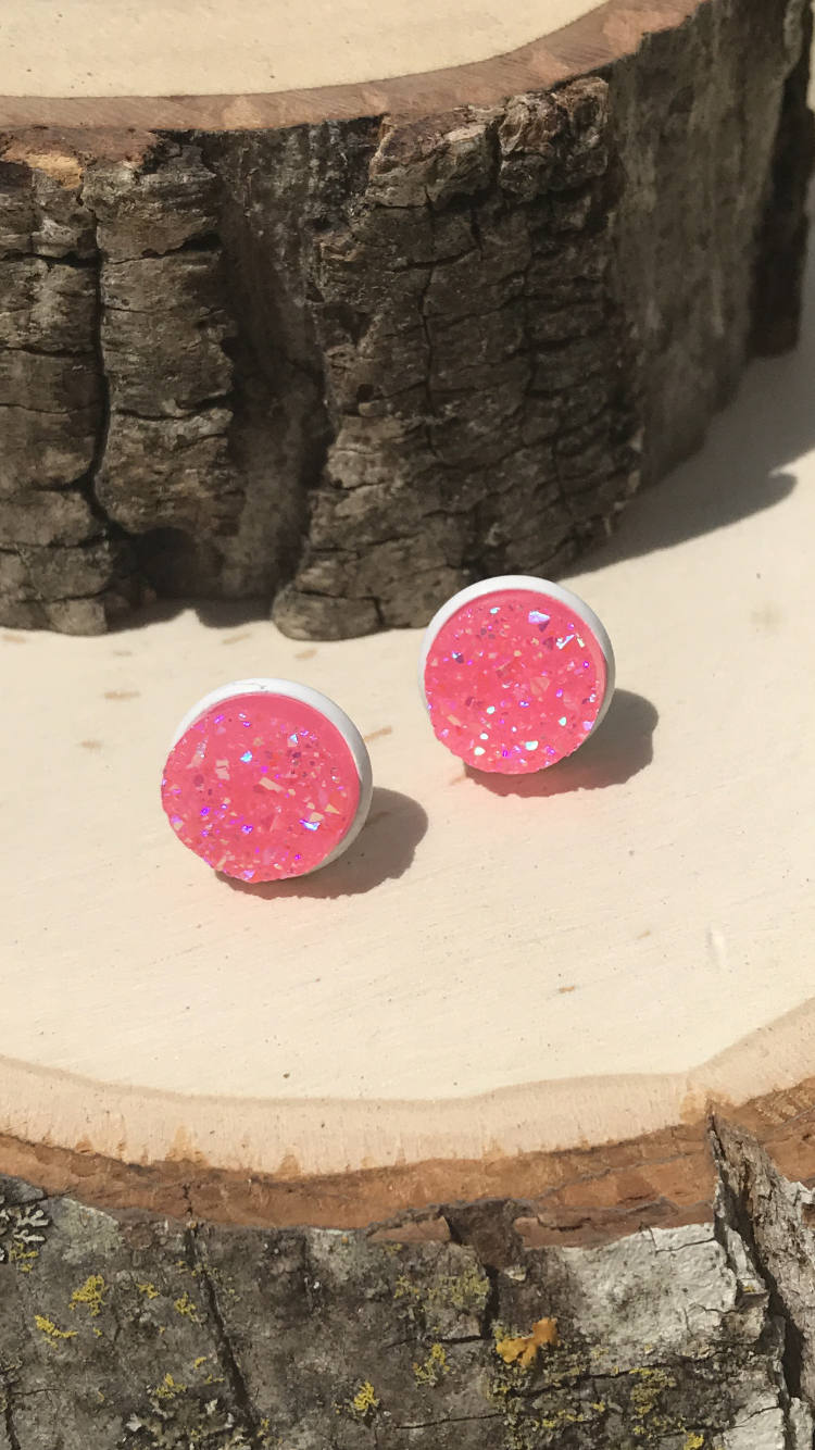 Glitzernde Druzy Pink & Weiß Ohrstecker von FeminineEdgeFinds
