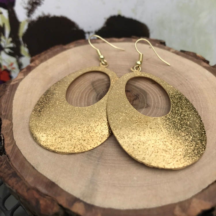 Gold Glanz Staub Oval Filigrane Ohrringe, Leicht Zart Boho Ohrringe von FeminineEdgeFinds
