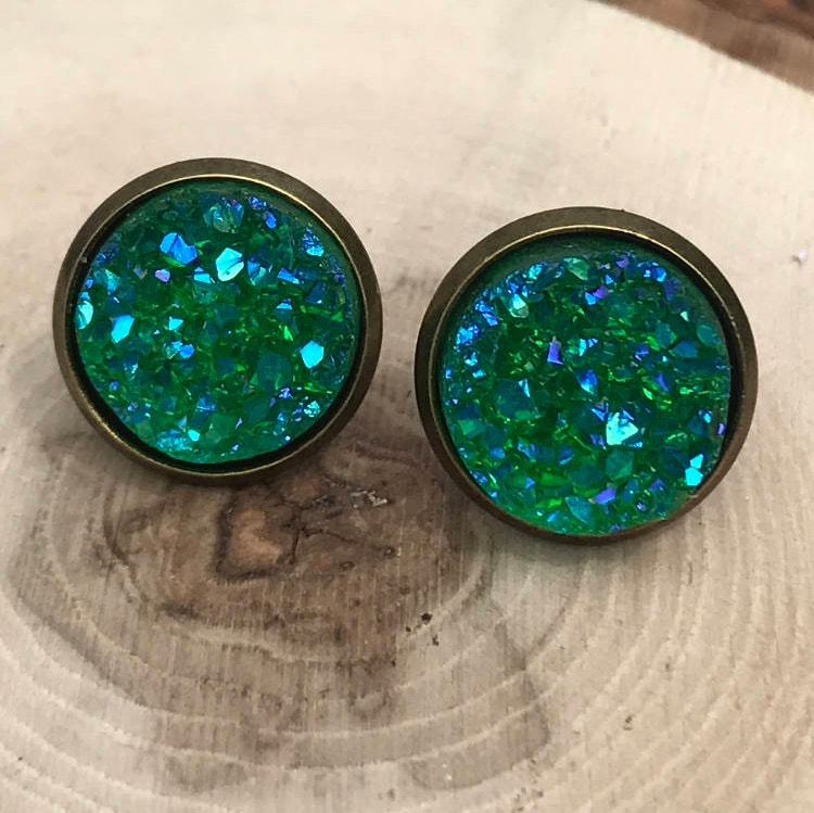 Grüne Druzy Ohrstecker, Grüne Sparkle Ohrringe, Glitzer Grün Und Antik Bronze Ohrstecker von FeminineEdgeFinds