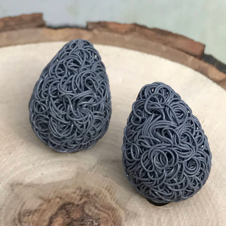 Holzkohle Graue Ohrstecker, Birnen Ohrstecker, Ohrstecker Aus Graudraht von FeminineEdgeFinds