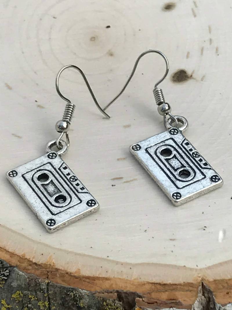 Mix Tape Kassette Retro Ohrringe, Silber Hipster Klebeband Ohrringe von FeminineEdgeFinds
