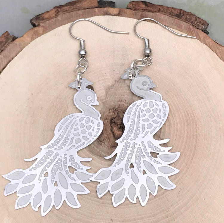 Pfau-Ohrringe, Silber Pfau-Tropfen-Ohrringe, Vogel Schmuck, Filigranen Pfau Ohrringe von FeminineEdgeFinds