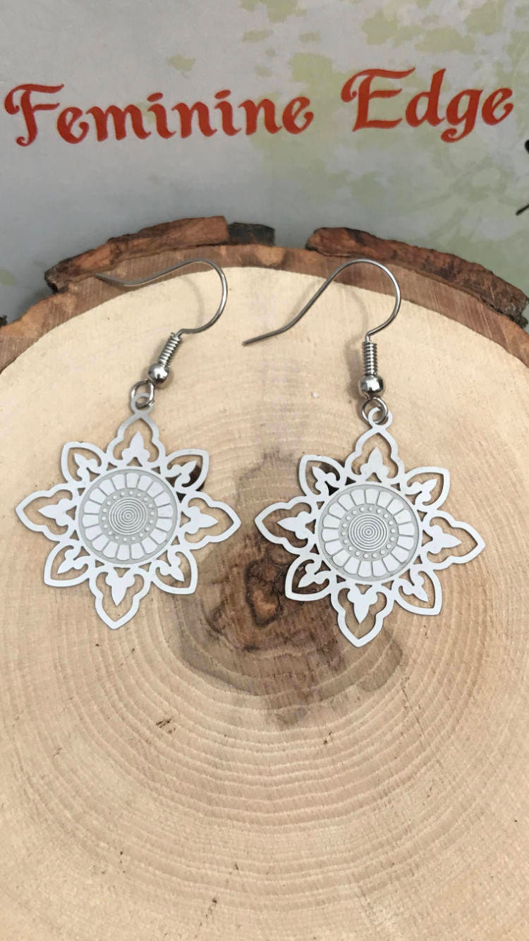 Silber Blume Gestempelt Super Leicht Filigrane Ohrringe Boho-Boho von FeminineEdgeFinds