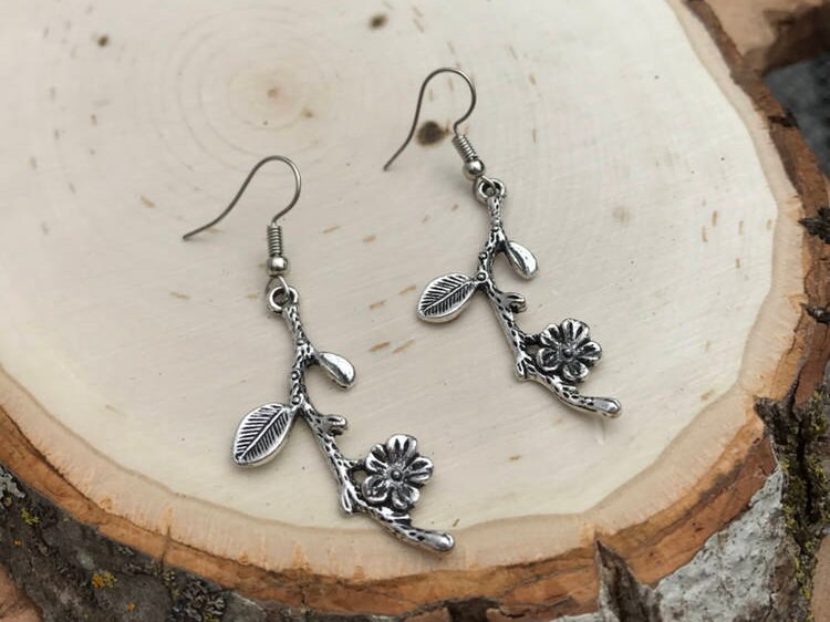 Silber Blumenohrringe, Anhänger, Ohrringe, Blüte Ast Baumeln Natur-Liebhaber-Schmuck von FeminineEdgeFinds