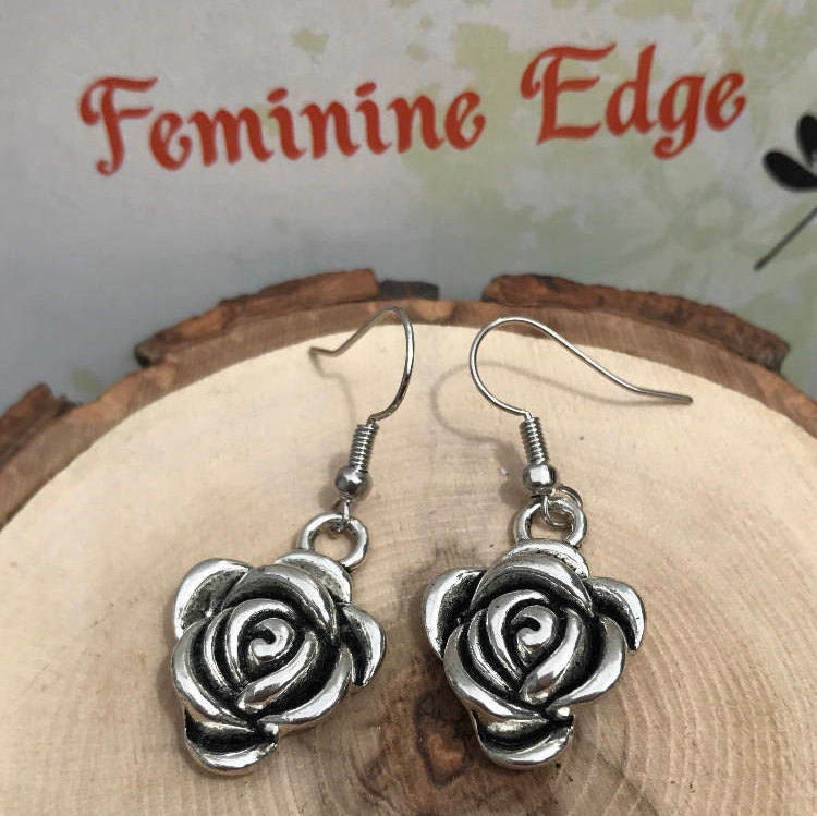 Silber Ohrringe Mit Rose, Schönheit Und Die Tier-Ohrringe, Zarte Antik Rose von FeminineEdgeFinds