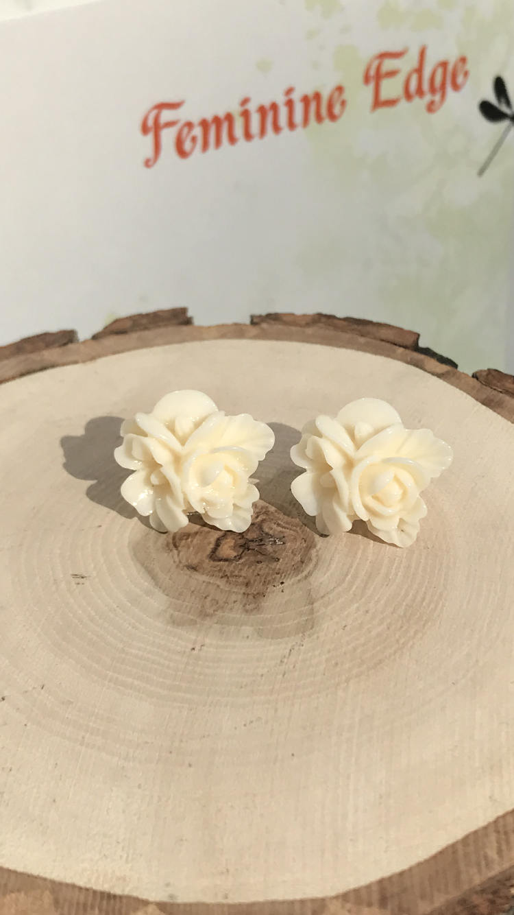 Weiße Blume Ohrstecker, Elfenbein Bouquet Hochzeitsohrringe, Boho Schmuck, Schöne & Leicht Blumenstrauß Ohrringe von FeminineEdgeFinds