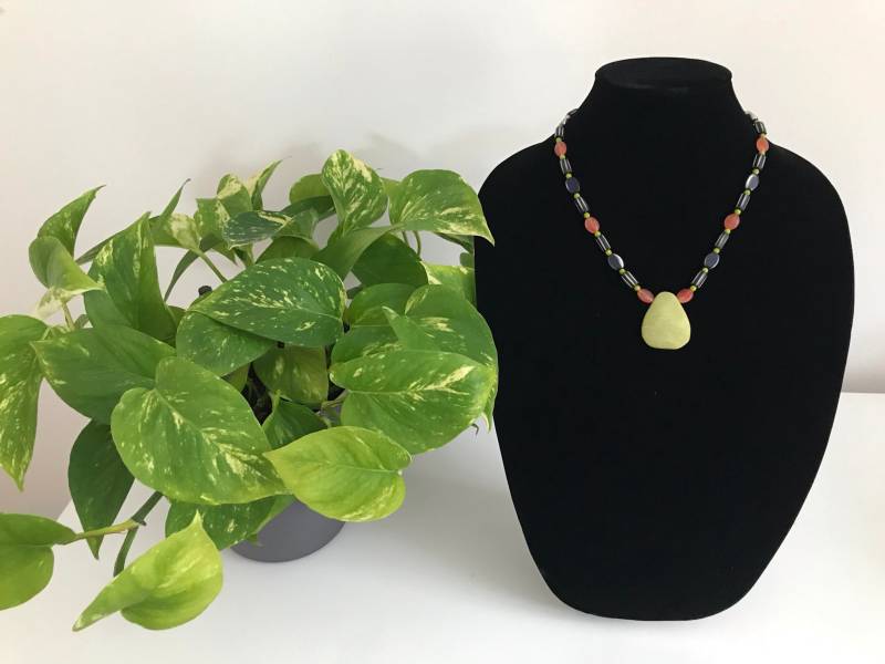 Halskette Mit Einem Limonenfarbenen Serpentin-Anhänger Und Glasperlen Halskette Mit Einem Limonenfarbenen Serpentin-Anhänger Und Glasperlen von FemmeByDesign