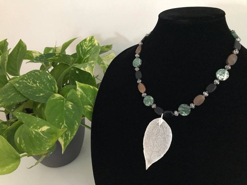 Prinzessinnen-Halskette Mit Wald-Motiv Und Einem Blatt-Anhänger Aus Silber Prinzessinnen-Halskette Mit Wald-Motiv Und Einem Blatt-Anhänger Aus Silber von FemmeByDesign