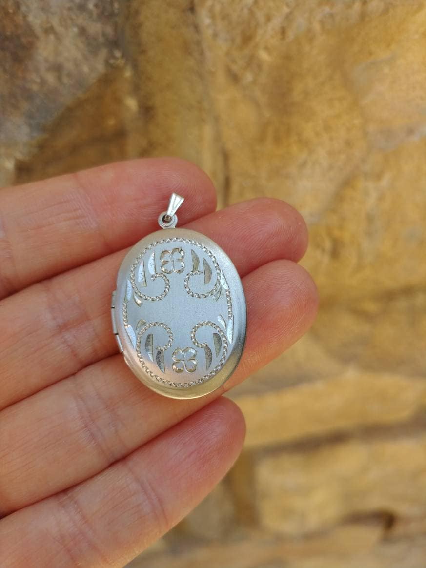 Vintage Gebürstet Finish Filigrane Silber Oval Medaillon Anhänger, Graviert Beau Sterling Muttertagsgeschenk Vintage Gebürstet Finish Filigrane Silber Oval Medaillon Anhänger, Graviert Beau Sterling Muttertagsgeschenk von FemmeFatalFashion