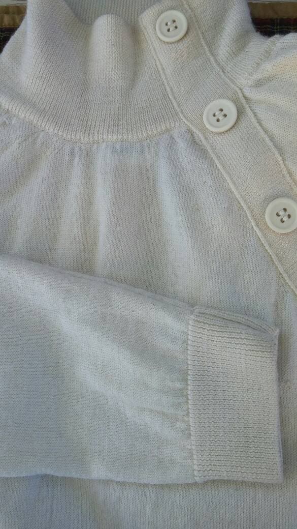 Winter Weiß High Neck Reine Merino Wolle Damen Top Pullover Mit Seitenknöpfen Detail, Angora, Größe L-M von FemmeFatalFashion