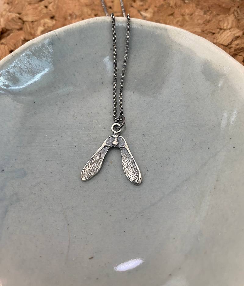 Petite Graine D'érable - Argent Semi-Oxydé Collier Samare Délicat- Pendentif Amour Nature Fait Sur Ordere von FemmeMecanique