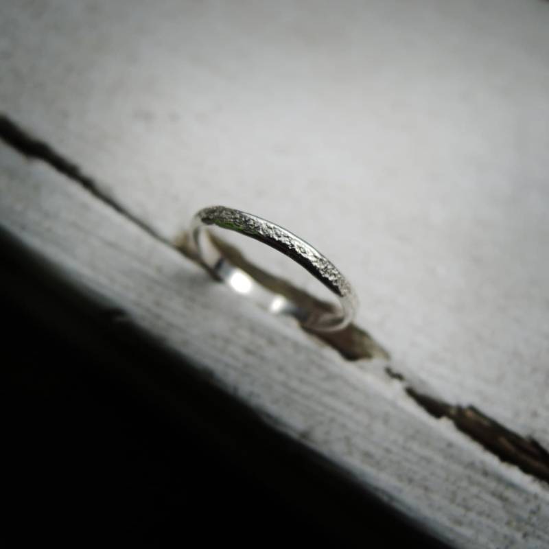 Rustikaler Zusteckring Aus Silber Midi Ring Mit Struktur von FemmeMecanique