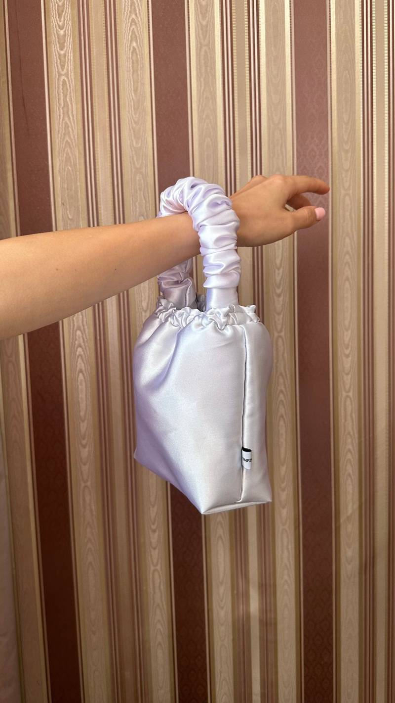 Weisse Satin Scrunchie Tasche Handgemachte Brauthandtasche Weisse Satin Scrunchie Tasche Handgemachte Brauthandtasche von FemperialOfficial