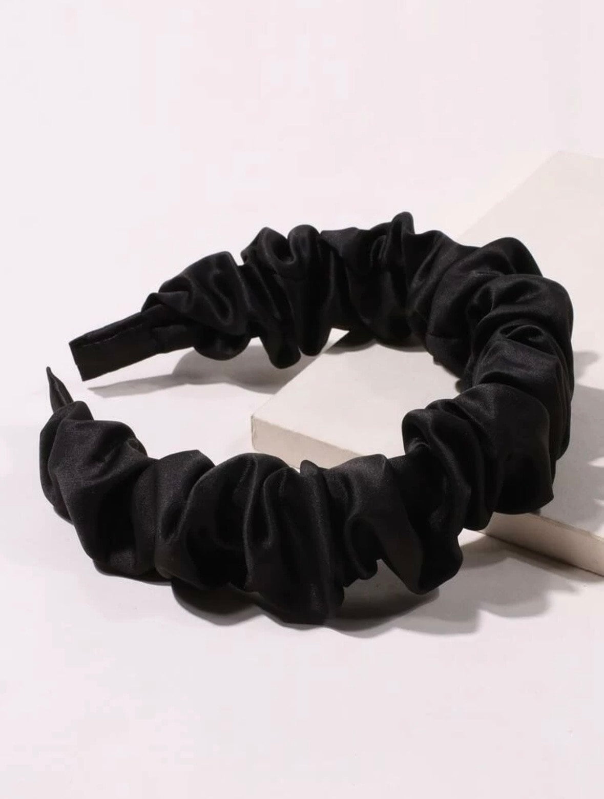 Handgefertigtes Schwarzes Satin Scrunchie Stirnband Trendiges Haar Accessoire Handgefertigtes Schwarzes Satin Scrunchie Stirnband Trendiges Haar Accessoire von FemperialOfficial