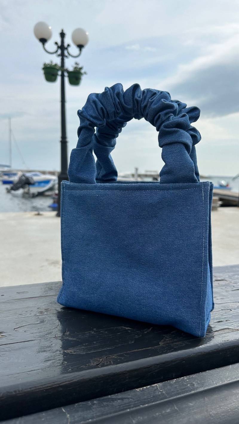 Handgemachte Einkaufstasche Aus Denim Scrunchie Griff, Hellblaue Handtasche von FemperialOfficial