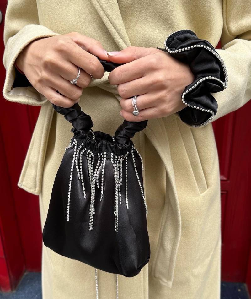 Handgefertigte Schwarze Satin Scrunchie Tasche Mit Kristallen von FemperialOfficial