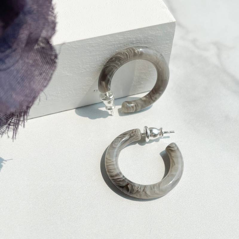 Ultra Mini 24 Mm Creolen in Granit | Graue Und Weiße Swirl Stone Hoop Ohrringe 925 Sterling Silber Beiträge von FennaAndFei