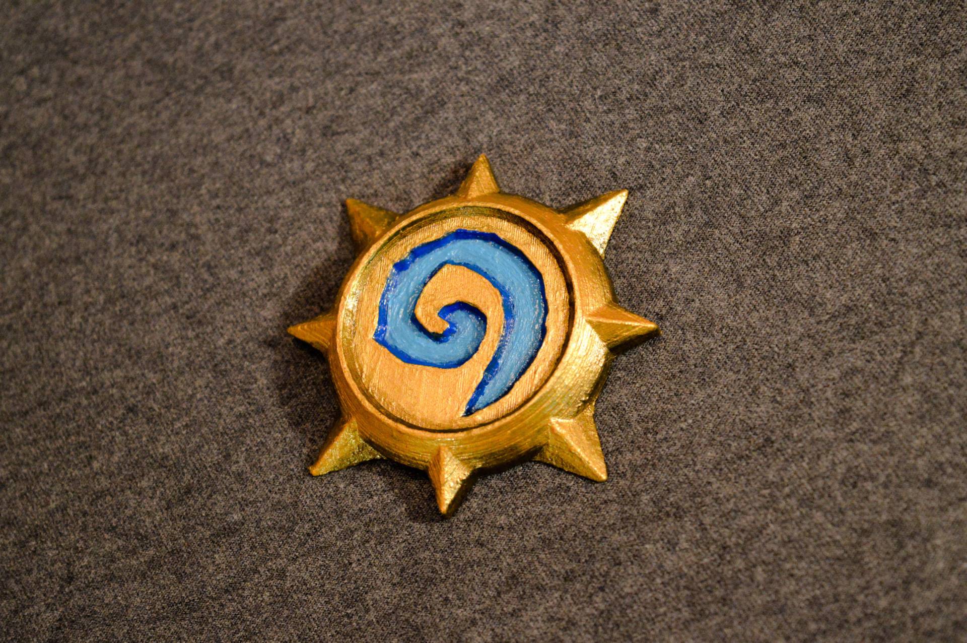 Herdstein, Hs, Hs Emblem, Hearthstone Pin Herdstein, Hs, Hs Emblem, Hearthstone Pin von FenrirsWorkShop