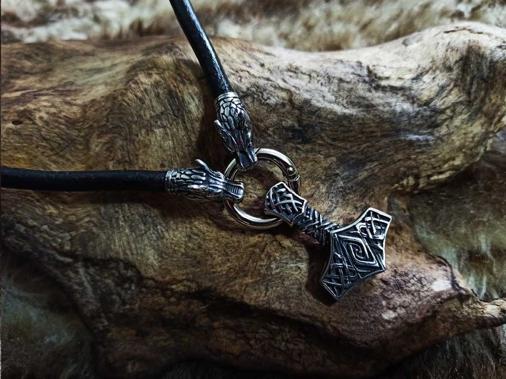 Schwerer Edelstahl Thorhammer An Massiver Wolfslederkette Schwerer Edelstahl Thorhammer An Massiver Wolfslederkette von Fenrisshop