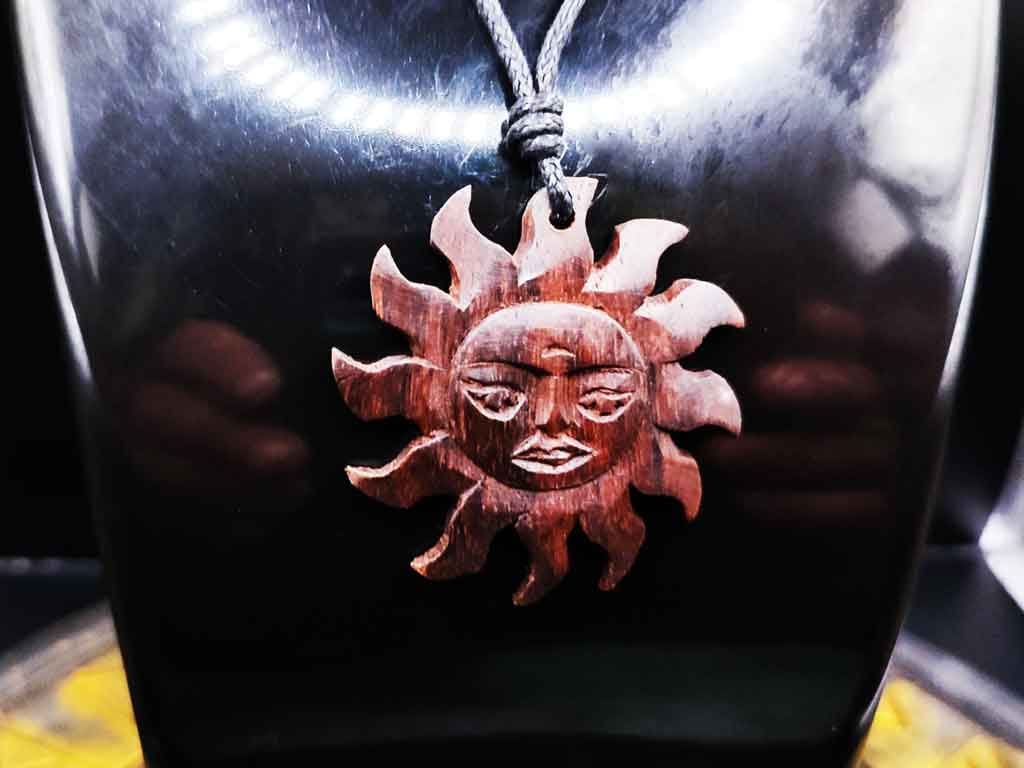 Wundervoller Sonnen Anhänger Aus Holz Wundervoller Sonnen Anhänger Aus Holz von Fenrisshop