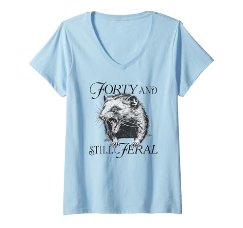 Damen Forty & Still Feral Fortieth Birthday Snarling Wild Opossum T-Shirt mit V-Ausschnitt Damen Forty & Still Feral Fortieth Birthday Snarling Wild Opossum T-Shirt mit V-Ausschnitt von Feral Girl Possum