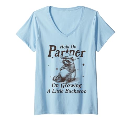 Damen Hold On Partner I'm Growing A Little Buckaroo Lustiger Waschbär T-Shirt mit V-Ausschnitt Damen Hold On Partner I'm Growing A Little Buckaroo Lustiger Waschbär T-Shirt mit V-Ausschnitt von Feral & Pregnant Funny Maternity Mom To Be