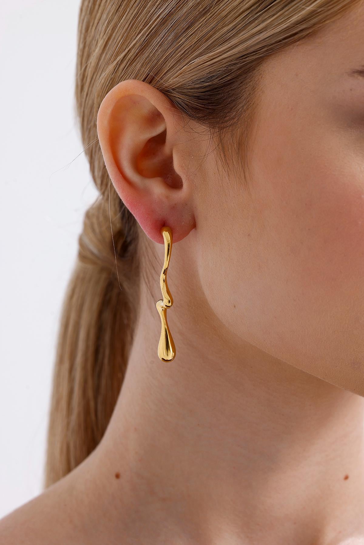 18K Gold Filled Wassertropfen Ohrringe, Unregelmäßige Statement Moderner Schmuck, Teardrop Geschenk Für Weihnachten von FerayeLondon