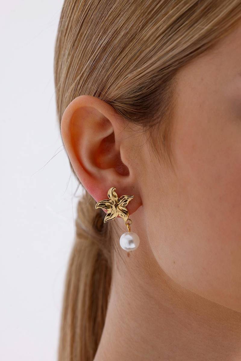 Elegante Goldblumenohrringe Mit Perlentropfen, Stilvoller Blumenschmuck Für Frauen, Blumenohrringe Perfekt, Perlentropfenohrringe, Geschenk Mama von FerayeLondon