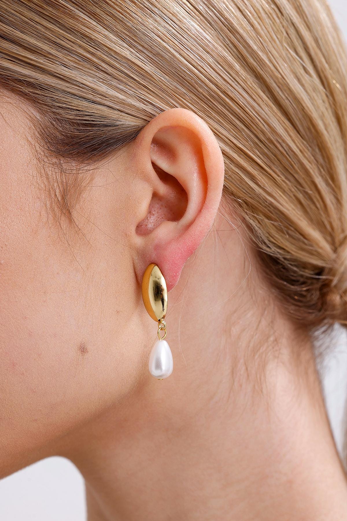 Elegante Goldohrringe Mit Perlentropfen, Modernes Teardrop-Design, Stilvoller Schmuck Für Frauen, Perfektes Geschenk Geburtstage, Sie von FerayeLondon