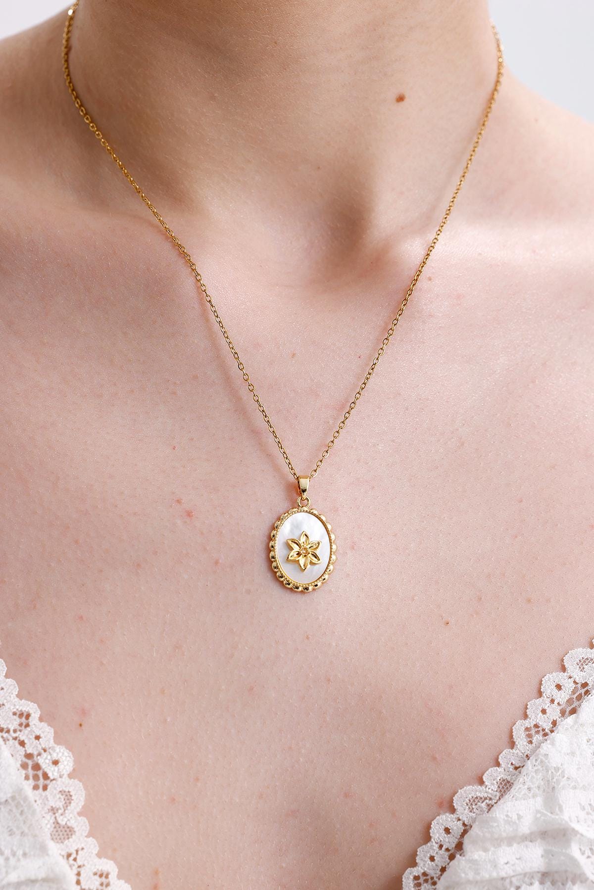 Gold Blumen Anhänger Halskette - Perlmutt Oval Vintage Minimalist Zeitlose Elegantes Geschenk Für Sie von FerayeLondon