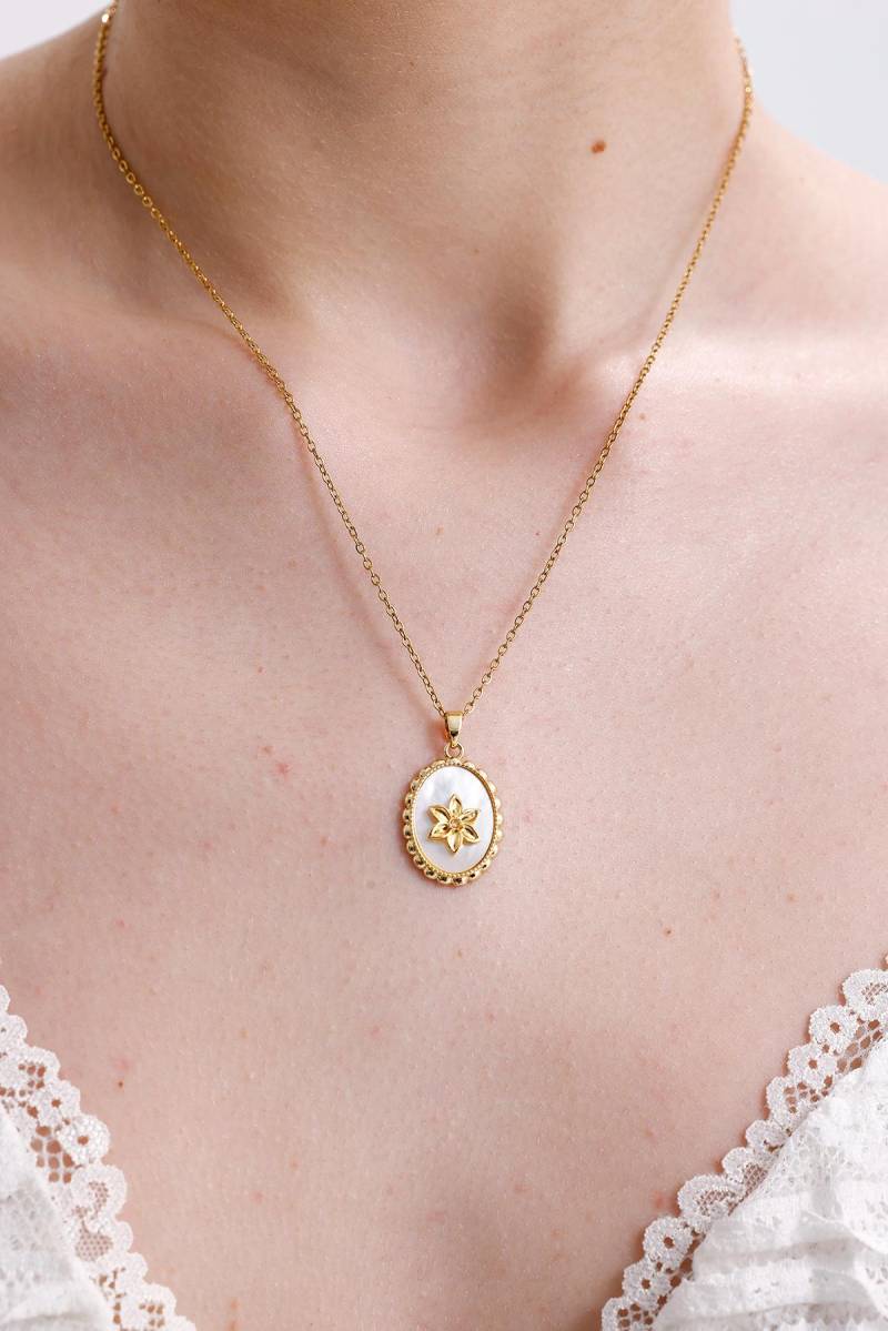 Gold Blumen Anhänger Halskette - Perlmutt Oval Vintage Minimalist Zeitlose Elegantes Geschenk Für Sie von FerayeLondon