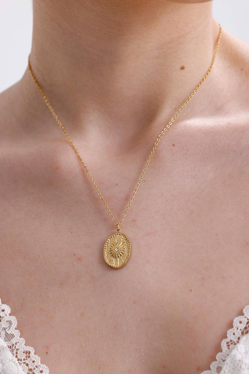 Gold Münze Anhänger Halskette - Strukturiertes Vintage Medaillon Zierlicher Minimalist Schmuck Für Frauen Elegantes Geschenk Sie Zeitloses Design von FerayeLondon