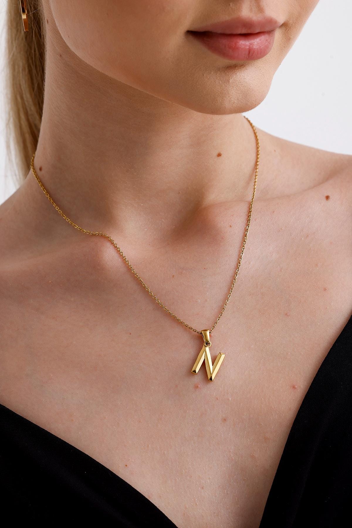 N Buchstabe Halskette-Tiny Gold Initialen Halskette-N Schmuck-Minimalistisch Halskette-Schwarzer Freitag, Weihnachtsgeschenk Für Sie von FerayeLondon