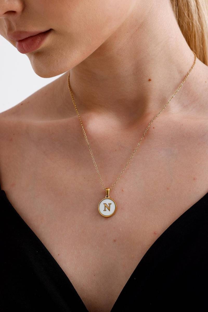 N Perle Buchstabe Halskette, Perlmutt Goldmünze Gold Initial Geschenk Für Weihnachten von FerayeLondon