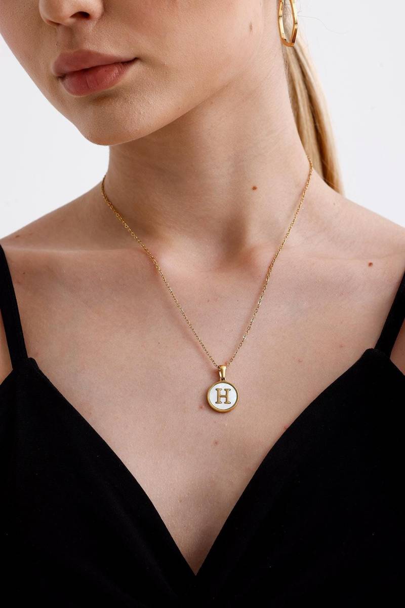 Perle Buchstabe Halskette, Perlmutt Benutzerdefinierte Goldmünze Gold Initial Perlenkette von FerayeLondon