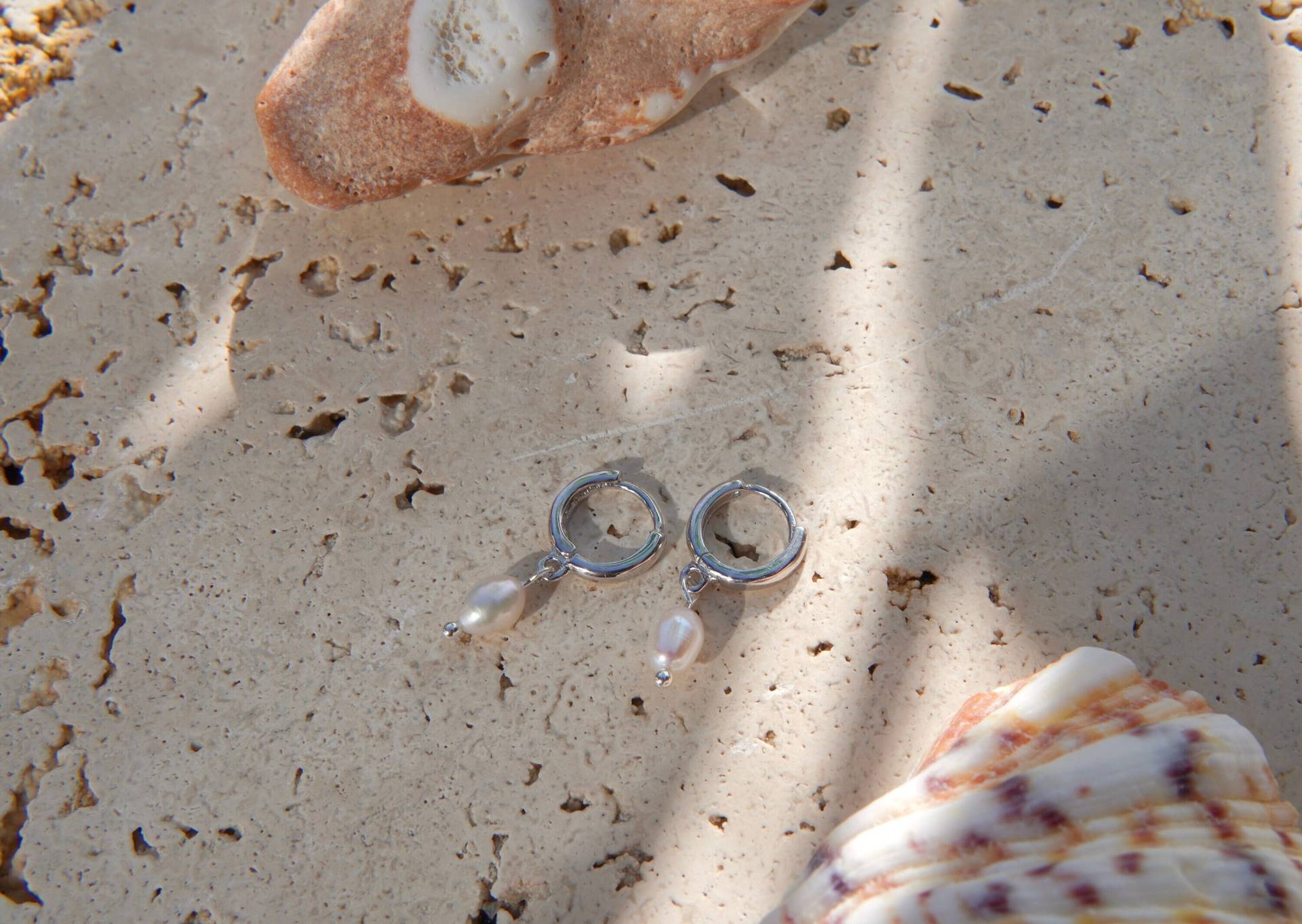 Feriastudio | 925 Sterling Silber Mini Creolen „Sola Mini" Mit Süßwasserperlen-Anhänger Feriastudio | 925 Sterling Silber Mini Creolen „Sola Mini" Mit Süßwasserperlen-Anhänger von FeriaStudio