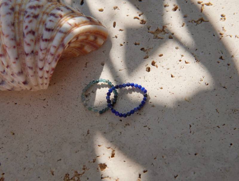 Feriastudio| Handgemachte Edelstein Perlenringe „Lucia" Minimalistisch, Turmalin, Lapislazuli von FeriaStudio