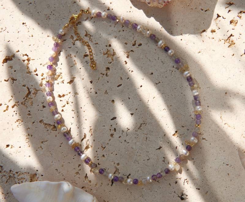 Feriastudio | Handgemachte Perenkette Mit Süßwasserperlen, Lila Amethyst- Und Gelbe Quarzedelsteine „Padoso" - Vergoldet O. 925 Silber von FeriaStudio