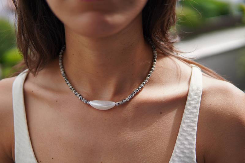 Feriastudio | Handgemachte Perlenkette „Nácar" Dalmatiner Jaspis, Süsswasserperlen, Perlmutt, Vergoldet O. 925 Sterling Silber, Hingucker von FeriaStudio