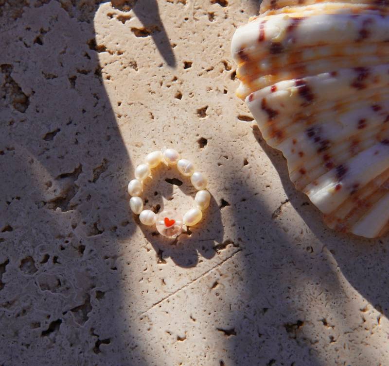 Feriastudio| Handgemachte Perlenringe „Cora" Aus Süßwasserperlen Und Eine Glasperle Mit Einem Herz von FeriaStudio