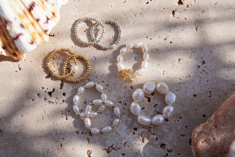 Feriastudio| Handgemachte Perlenringe „Lucero" Aus Süßwasserperlen - Perlmutt, Weiß, Miyuki Perlen, Silber, Gold, Minimalistisch, Reisperlen von FeriaStudio