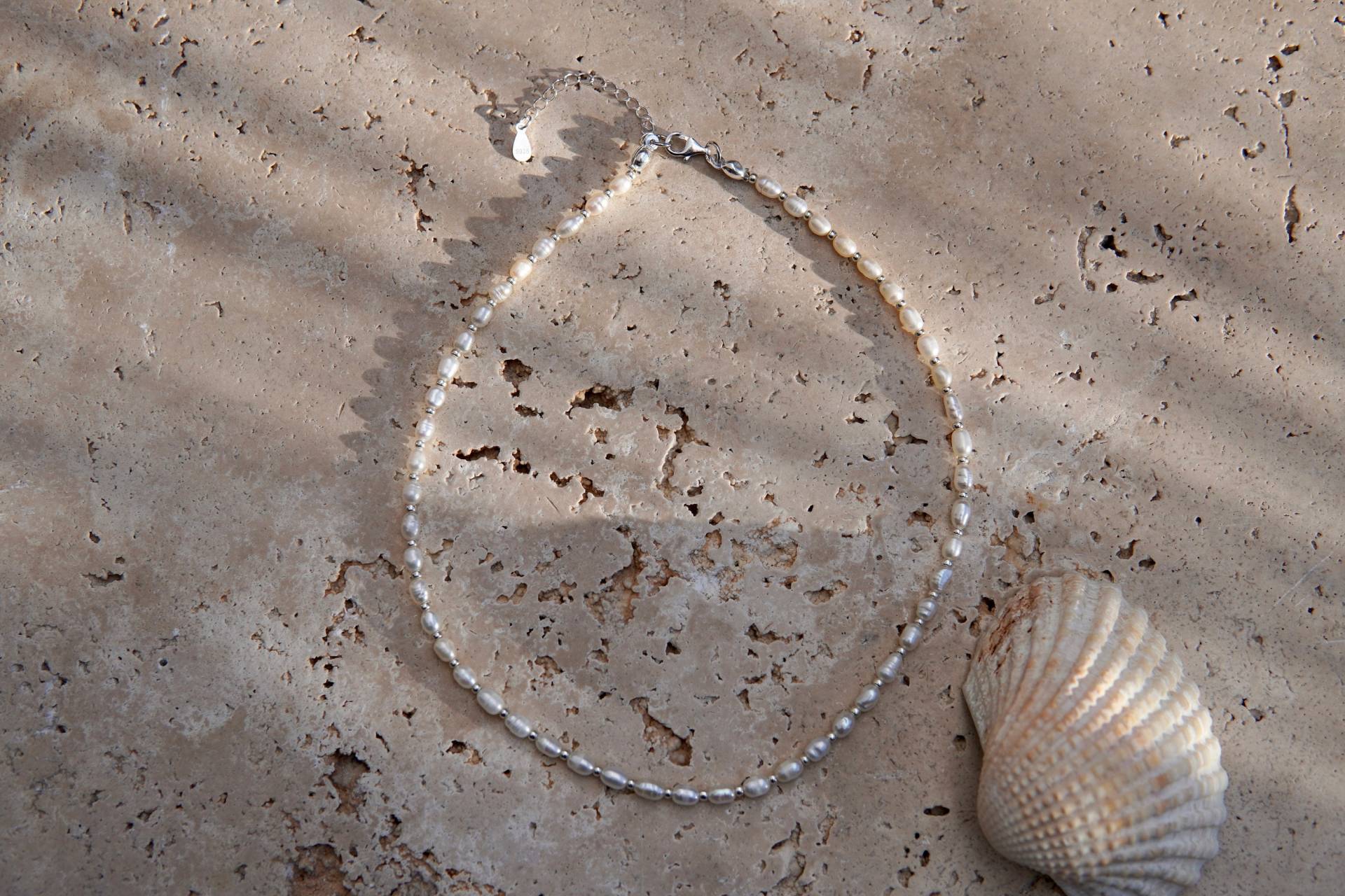 Feriastudio | Handgemachte Süßwasserperlenkette „Lucero" - Reisperlen, 925 Sterling Silber Feriastudio | Handgemachte Süßwasserperlenkette „Lucero" - Reisperlen, 925 Sterling Silber von FeriaStudio