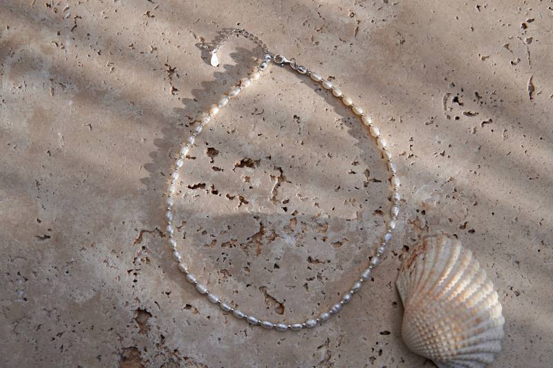 Feriastudio | Handgemachte Süßwasserperlenkette „Lucero" - Reisperlen, 925 Sterling Silber von FeriaStudio